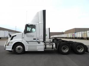 2013 VOLVO DAY CAB AUTOMATIC TRACTOR WITH 714,967 MILES, ENGINE: D13 425 HORSEPOWER XE PACKAGE, TRANSMISSION: VOLVO ATUTO ATO2612D VIN# 4V4NC9EH1DN140328 UNIT# 208 (Please allow 3-4 week delivery. These titles will be Fedexed to the addresses of the regi